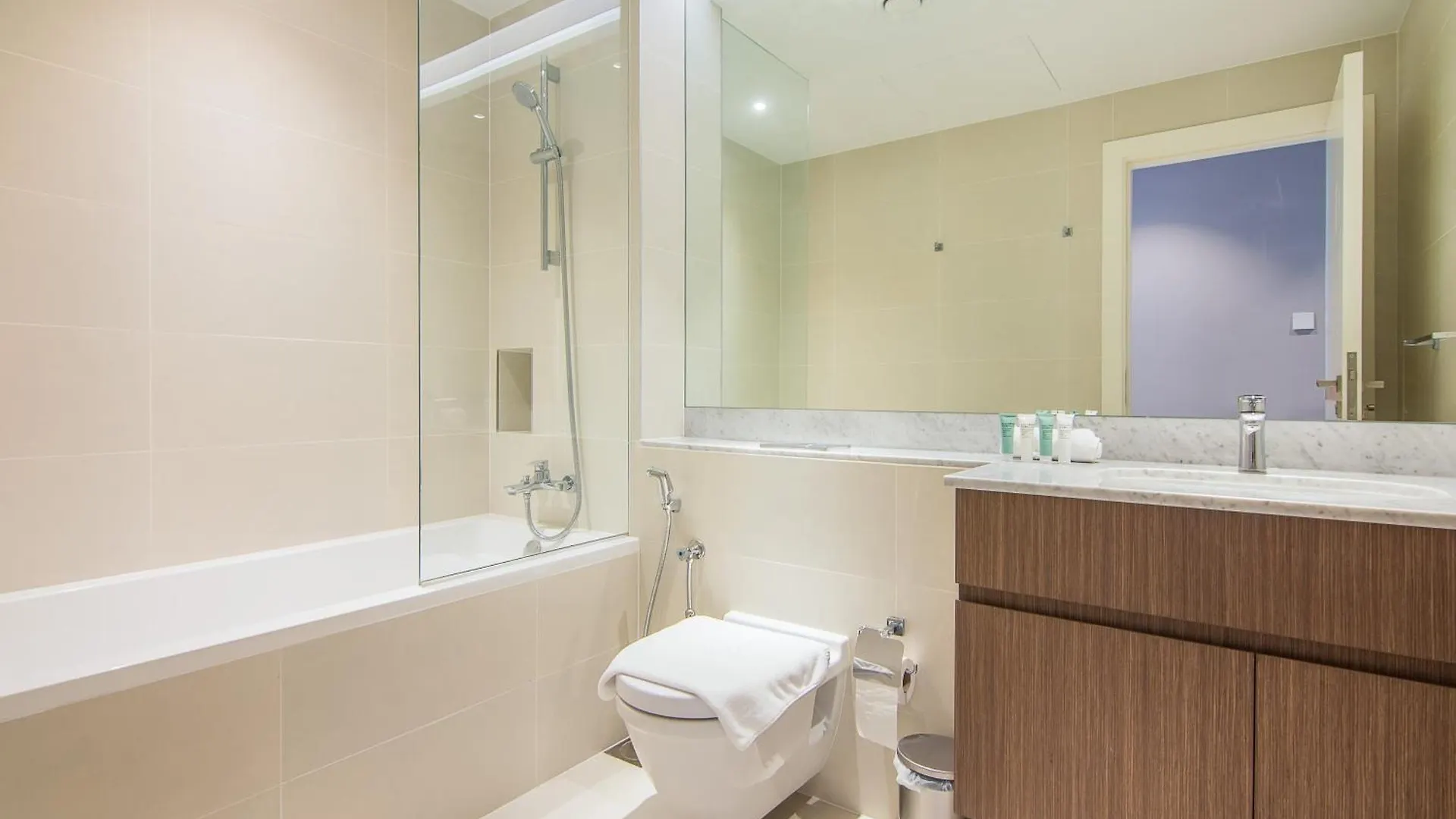 Affluent 2Br With Beach Access - La Cote Dubai 0*,