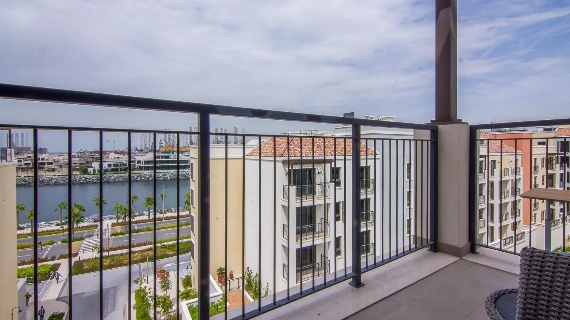 Affluent 2Br With Beach Access - La Cote Dubai United Arab Emirates